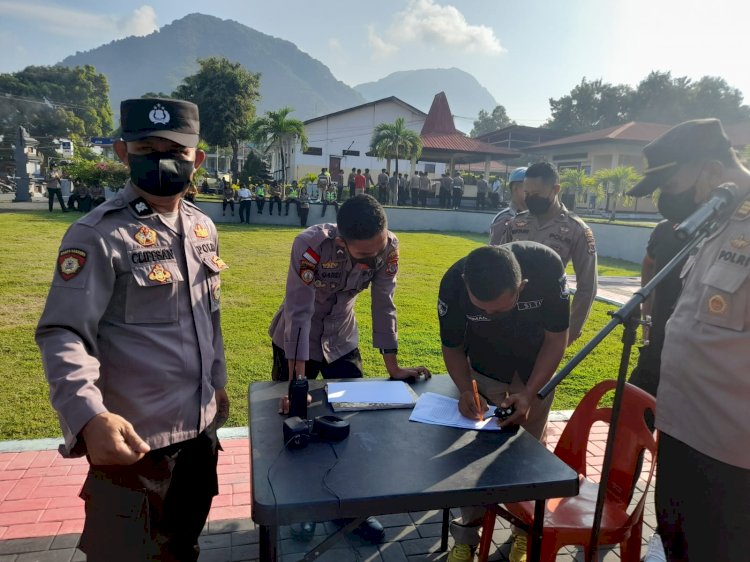 Persiapan pengamanan Kedatangan Presiden RI, Polres Ende Cek Sarana Prasaran HT (Handy Talky)