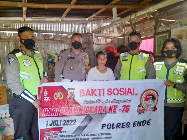 Sambut Hari Bhayangkara Ke-76, Satlantas Polres Ende Salurkan Bantuan Sembako Untuk Korban Lakalantas