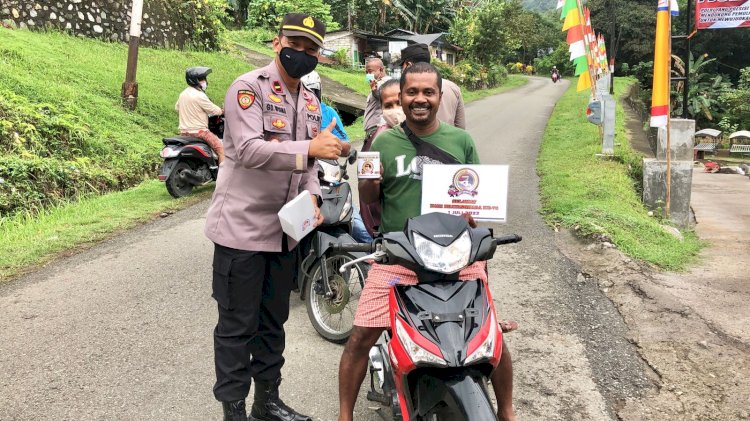 Meriahkan Hari Bhayangkara Ke - 76, Polsek Ndona Bagikan Souvernir Bagi Pengguna Jalan