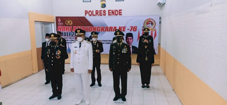 Upacara Hari Bhayangkara ke-76, Kapolres Ende Bersama Forkopimda Live Secara Virtual di Ruangan PPKO