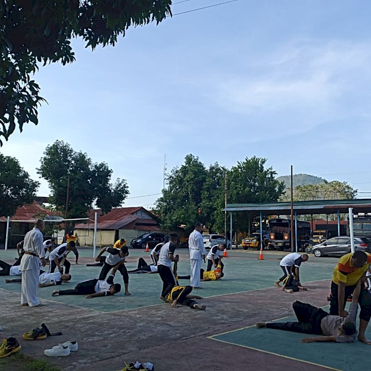 Untuk Mengasah Kemampuan dan Menjaga Stamina Tubuh Agar Tetap Prima, Personel Polres Ende Rutin Latihan Fungsi dan Latihan  Bela Diri Polri