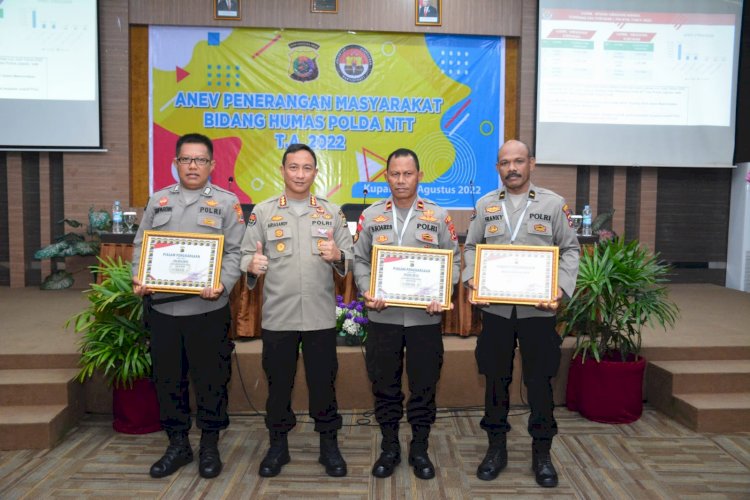 Humas Polres Ende Terima Penghargaan Dari Kapolda NTT