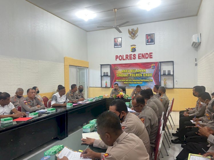 Kapolres Ende Pimpin Anev Bulanan Polres dan Polsek Jajaran