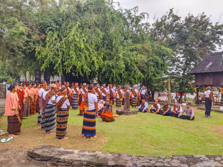 Kabagops Polres Ende Hadiri Rakor Tiga Batu Tungku Antara Pemda Ende Dengan Para Tokoh Adat Wilayah Kabupaten Ende