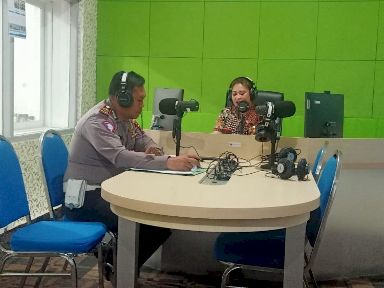 Sebagai Narasumber Dalam Acara Dialog Interaktif Sigap Polri di Studio RRI Ende, Kasat Lantas Himbau Patuhi Peraturan lalu Lintas