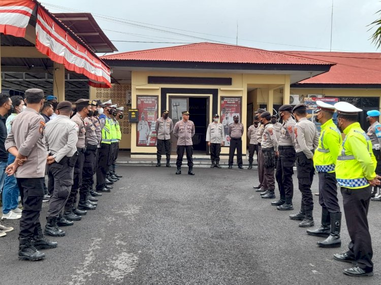 KabagOps Polres Ende Beri APP Kepada Piket Serah terima Penjagaan dan Piket Fungsi