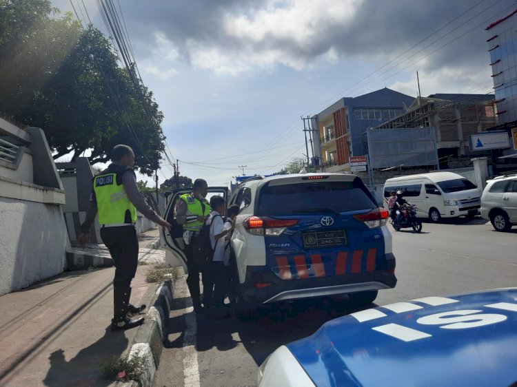 Sopir Angkutan Kota Mogok, Mobil Lantas Muat Para Pelajar Pulang