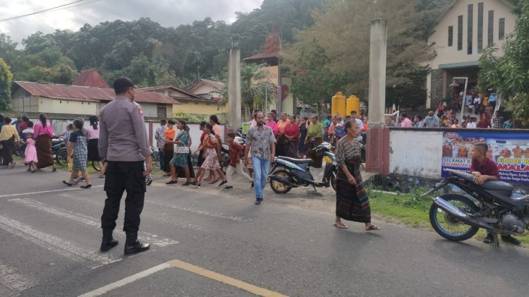 Pastikan Pelaksanaan Misa Pagi di Gereja Berjalan Aman, Polsek Wolowaru Turunkan Personil