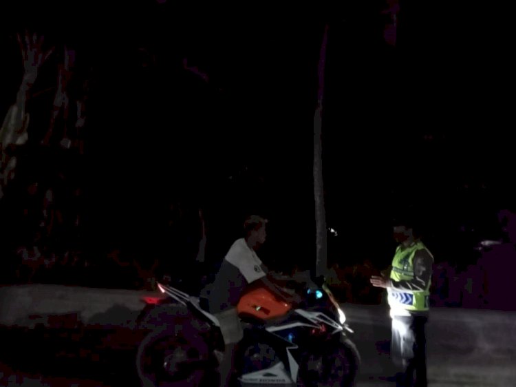 Cegah Gangguan Kamtibmas Malam Hari, Ka Spkt Polsek Pulau Ende Rutin Melaksanakan Patroli, Sambang dan Himbauan Kamtibmas (KRYD)