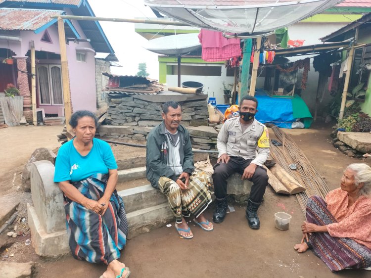 Sambangi Warga Binaan, Bhabinkamtibmas Polsek Wolowaru Menyampaikan Himbauan Kamtibmas