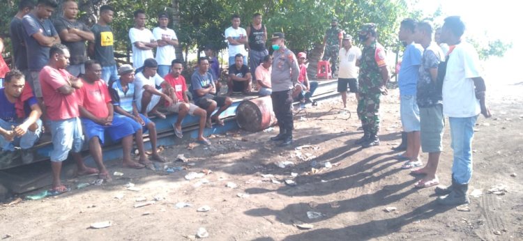 Sambangi Sopir Truck Batubara, Kapolsek Maurole Sampaikan Pesan Kamtibmas