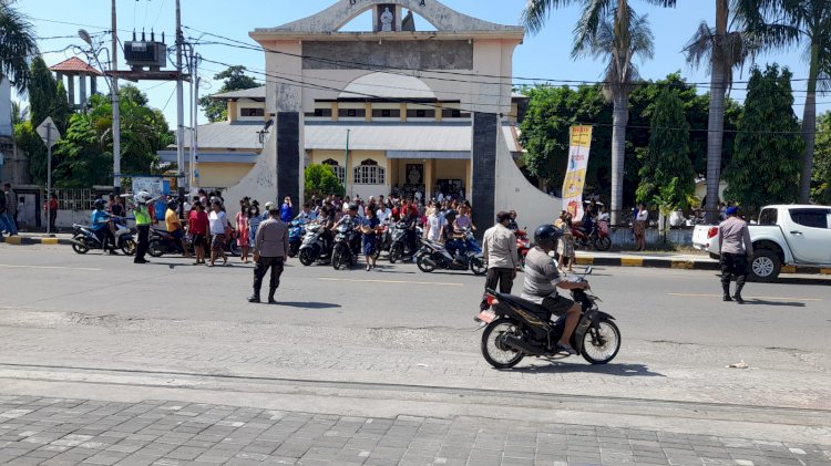 Pastikan Pelaksanaan Misa Minggu Pagi di Gereja Berjalan Aman, Personil Polres Ende dan Polsek Jajaran Lakukan Pengamanan