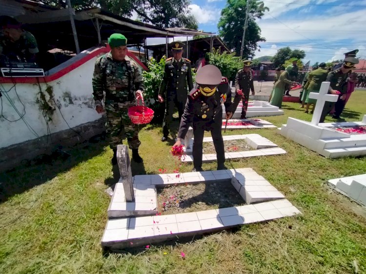 Kapolres Ende Hadiri Upacara Ziarah Makam dan Tabur Bunga di Taman Makam Pahlawan Maribhara Ende Dalam Rangka Hut TNI Ke-77