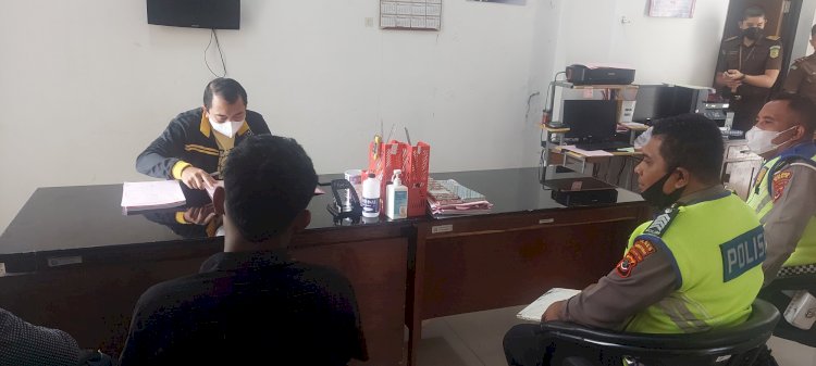 Dinyatakan Lengkap, Penyidik Unit Gakkum Sat Lantas Polres Ende Serahkan Tersangka Laka Lantas dan Barang Bukti ke Kejaksaan Negeri Ende