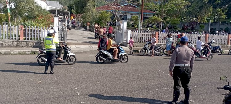 Berikan Rasa Aman Saat Ibadah Minggu Pagi, Personil Polres Ende Rutin Melaksanakan Pengamanan di Gereja