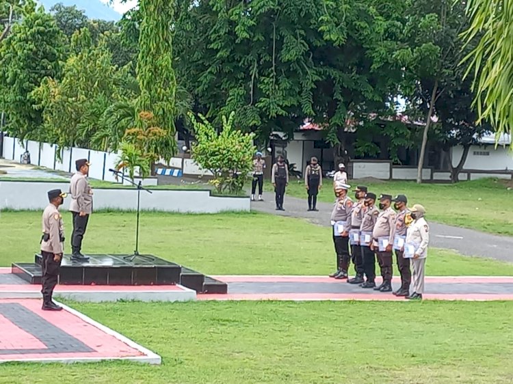 Kapolres Ende Pimpin Upacara Pemberian Penghargaan Personil/Asn Prestasi dan Subsatker Terbaik Polres Ende