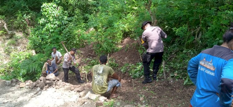 Wujud Nyata, Bhabinkamtibmas Bersama Warganya Melakukan Galian Saluran Air di Dusun Warujawa