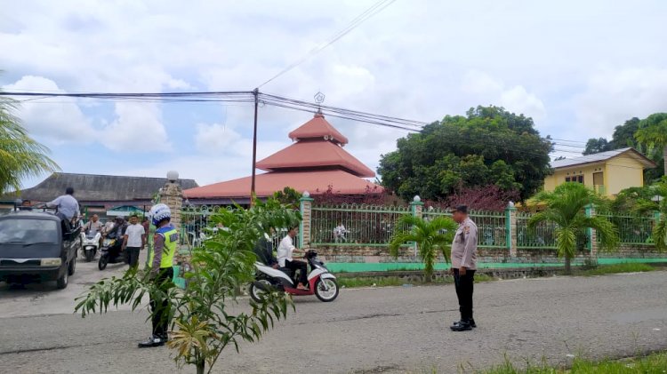 Berikan Rasa Aman Saat Umat Melaksankan Sholat Jumat, Sejumlah Personil Polres Ende Melaksanakan Pengamanan di Mesjid