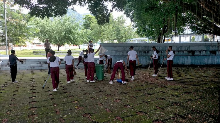 Siswa Latja Diktukba Polri SPN Polda NTT Gelar Kerja Bakti di Taman Renungan Bung karno Ende