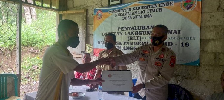 Hadiri Pembagian BLT-DD, Kapolsek  Lio Timur Turut Serahkan Langsung Bantuan Kepada Masyarakat