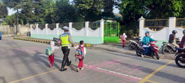 Guna Terciptanya Kamseltibcar Lantas, Satuan Lalu Lintas Polres Ende Rutin Melaksanakan Pengaturan Pagi