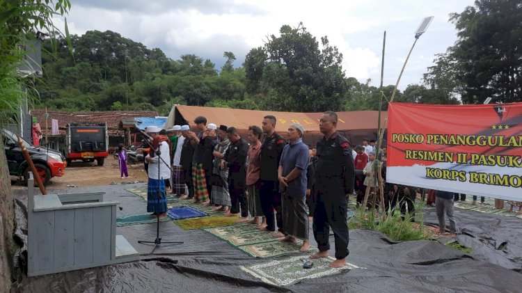 Polri Gelar Salat Jumat dan Salat Gaib Berjamaah di Lokasi Gempa Cianjur