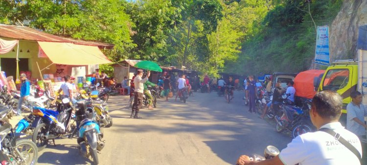 Sebagai Bentuk Pelayanan Prima Kepada Masyarakat, Bhabinkamtibmas Polsek Wolowaru Melakukan Pengamanan di Pasar Tradisional