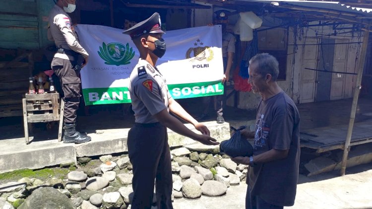 Peduli Dengan Warganya, Bhabinkamtibmas Potulando Bagikan Bansos Kepada Warga Kurang Mampu