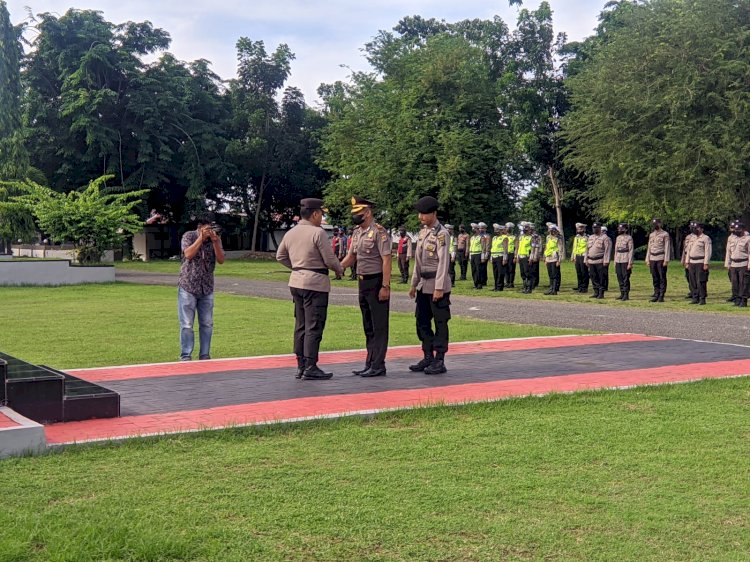 Polres Ende Gelar Upacara Kenaikan Pangkat Pengabdian TMT 1 Desember 2022