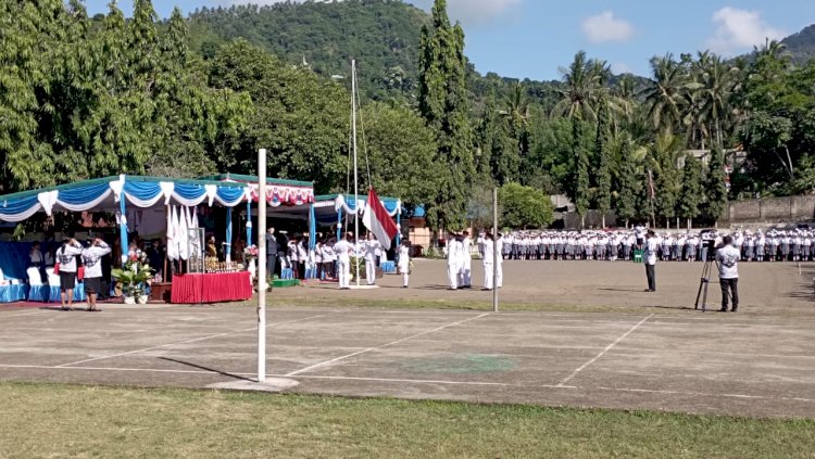 Kabag Sumda Polres Ende Mengikuti Upacara Bendera Hari Ulang Tahun PGRI Ke 77 dan Hari Guru Nasional Tahun 2022 Tingkat Kabupaten Ende