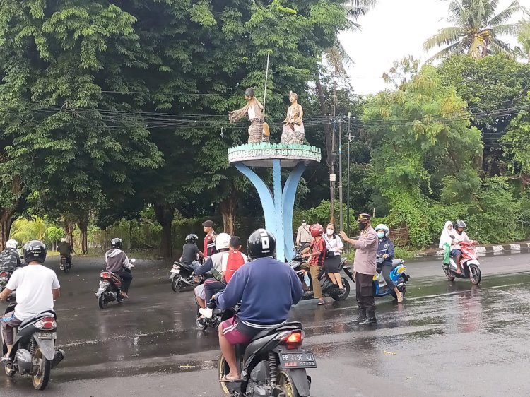 Wujudkan Pelayanan Prima, Personil Polres Ende Rutin Melaksanakan Pengaturan Lalu Lintas Pagi