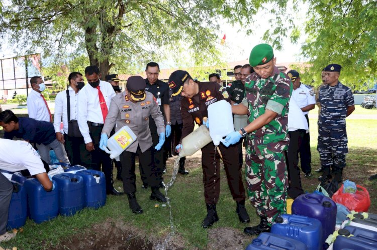 Usai Apel Gelar Pasukan Ops Lilin Turangga 2022, Polres Ende Musnahkan Miras hasil Operasi Pekat