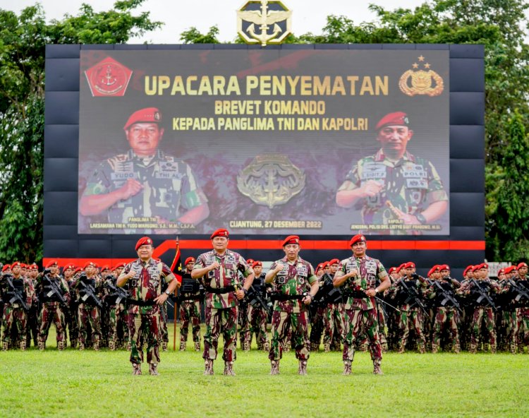 Disematkan Baret Merah Kopassus, Kapolri: Jangan Ragukan Sinergisitas TNI-Polri Jaga NKRI