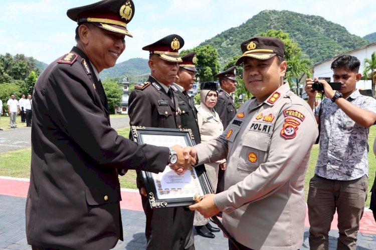 Polres Ende Gelar Upacara Wisuda Purna Bakti, Lepas 4 Purnawirawan Polri dan 1 ASN