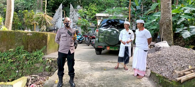 Berikan Rasa Aman, Bhabinkamtibmas Kelurahan Roworena Melaksanakan Pengamanan Ibadah Hari Raya Kuningan