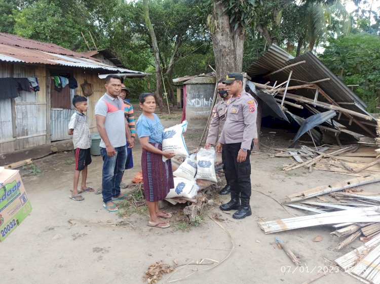 Peduli Korban Bencana, Kapolsek Wewaria Berikan Bantuan Sembako Kepada Korban