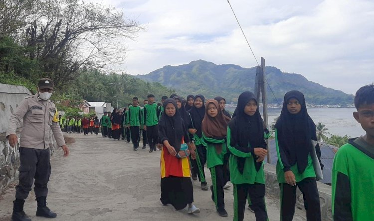 Personil Polsek Pulau Ende Melaksanakan Pengamanan Jalan Santai Dalam Rangka Hari Amal Bakti Ke 77 Tingkat Kecamatan Pulau Ende