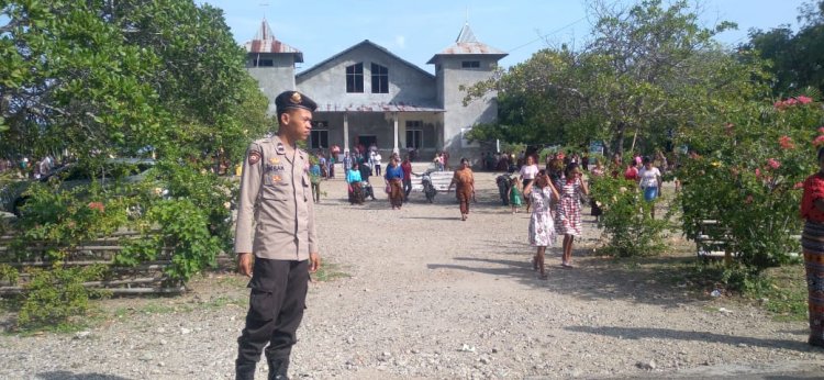 Ciptakan Rasa Aman Dan Nyaman Saat Umat Melaksanakan Misa di Gereja Personil Polsek Maurole Laksanakan Pengamanan