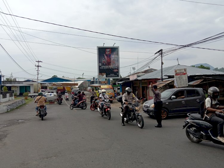 Sat Samapta Polres Ende Rutin Melaksanakan Pengaturan Pagi di Jalan Yang di Anggap Ramai Kendaraan