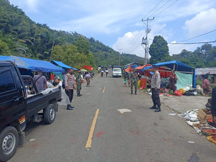 Cegah Kemacetan Bhabinkamtibmas Polsek Wolowaru Lakukan Pengamanan dan Pengaturan di Pasar Mingguan Wolonio