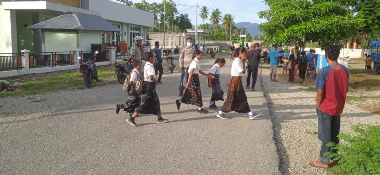 Antisipasi Kemacetan Pagi Hari, Personil Polsek Maukaro Rutin Melaksanakan Pengaturan Lalu Lintas