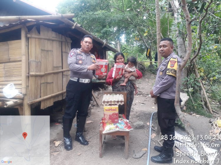 Satlantas Polres Ende Berbagi, Berikan Paket Sembako Kepada Warga Kurang Mampu