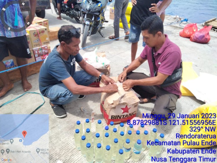 Respon Cepat Kapolsek Pulau Ende Amankan 53 Botol Aqua Yang Berisi Miras Jenis Moke