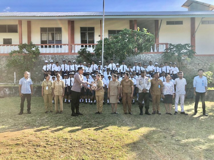 Jadi Pembina Upacara di SMPK St.Antonius, Kapolsek Ndona Berikan Sosialisasi Terkait Kenakalan Remaja