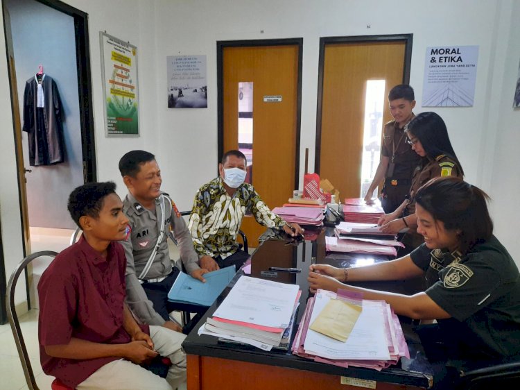 Berkas Perkara Lengkap, Unit Gakkum Satlantas Polres Ende Limpahkan Tersangka dan Barang Bukti ke Kejaksaan Negeri Ende