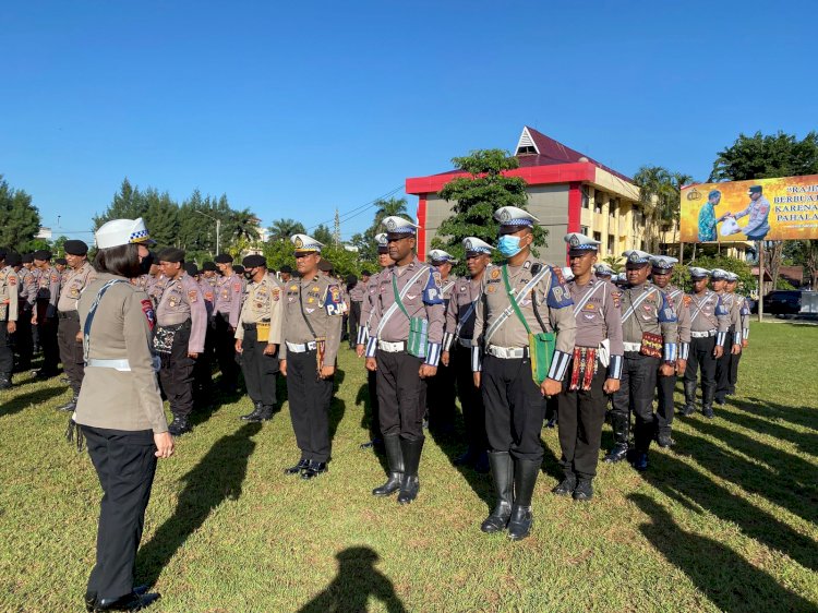 Unik, Serentak Anggota Polda NTT Kenakan Tas Motif Tradisional Produk UMKM.