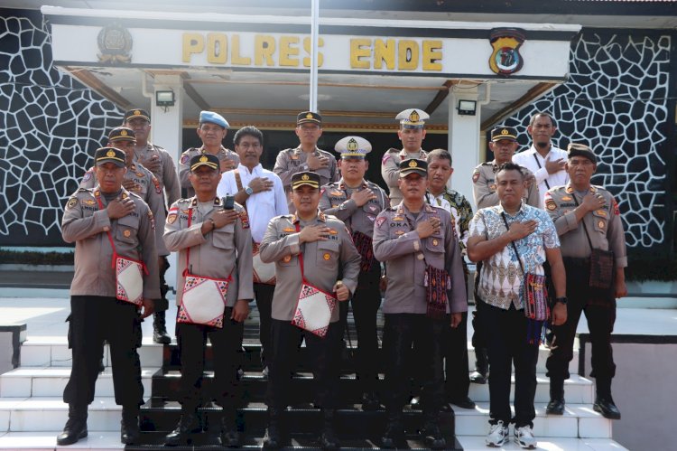 Kompak, Seluruh Anggota Polres Ende Kenakan Tas Motif Tradisional NTT