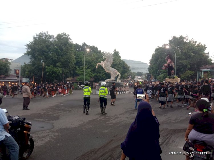 Beri Rasa Aman dan Lancar, Personil Gabungan Polres Ende Kawal Pawai Ogoh Ogoh