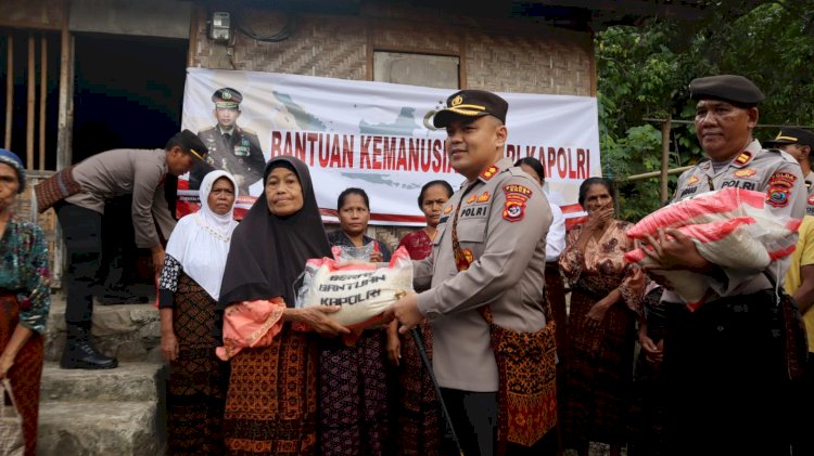 Peduli Kemanusiaan, Kapolres Ende Salurkan Bantuan Beras Dari Kapolri Untuk Warga Yang Kurang Mampu