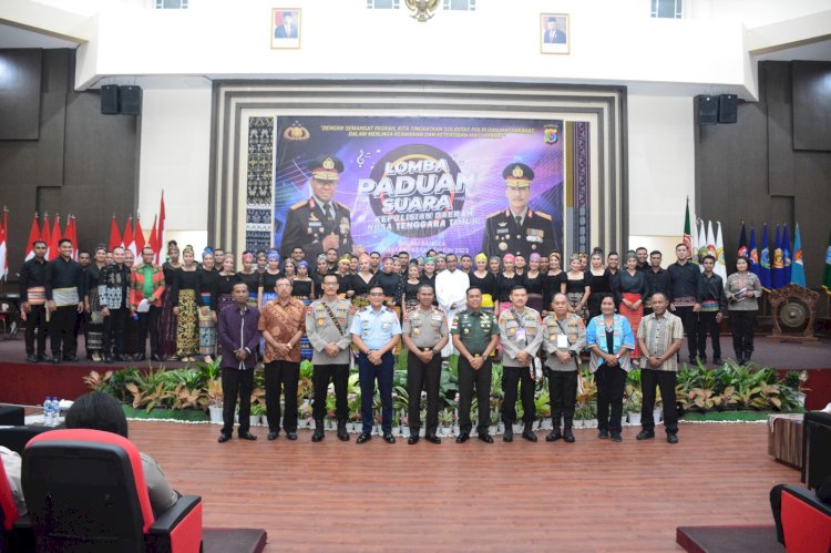 Tutup Final Lomba Paduan Suara, Kapolda NTT : Dengan Bernyanyi Kita Bisa Tingkatkan Sinergitas Antara Semua Elemen Masyarakat.